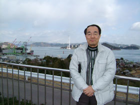 来島海峡大橋を前に、すまし顔の岩ちゃん